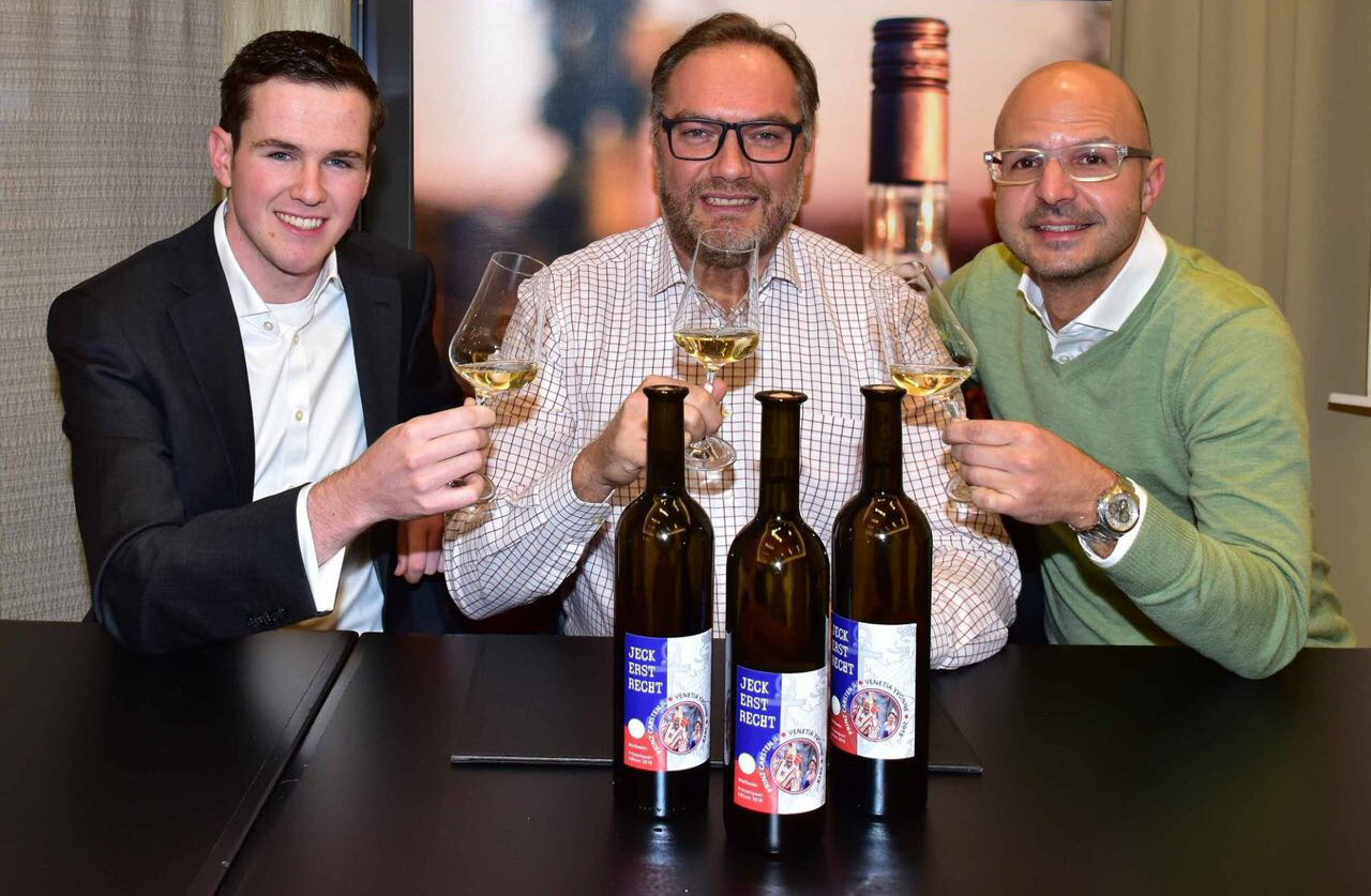 Prinz Carsten Gossmann und Hoppeditz Tom Bauer präsentieren die erste offizielle Wein-Edition eines Düsseldorfer Prinzenpaares